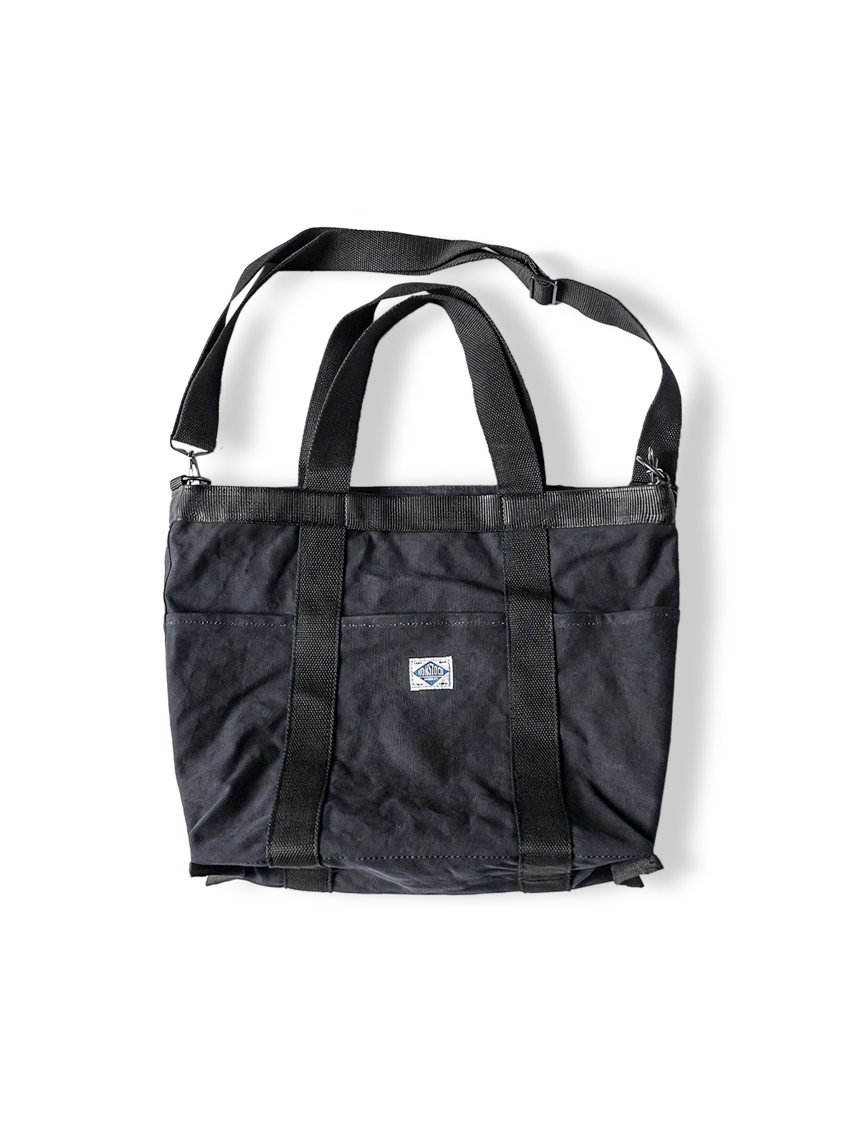 無骨なキャンバスと補強ストラップが特徴のトート兼ショルダーバッグ。