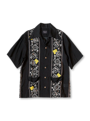 桜とスマイルクッキーのレトロプリントが映えるリヨセルキューバカラーシャツ