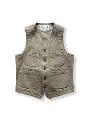 ソルトアンドペッパー素材のテクスチャが際立つルーズフィットベスト。