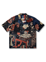 三国志の武将モチーフグラフィックが胸元と背面にあしらわれたリヨセル素材のキューバシャツ。吸湿通気性に優れ、リラックスしたドレープ感を持つカジュアル・リゾート向けデザイン。