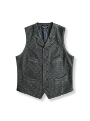 刺し子工芸が施されたスリムフィットのラペルベスト。