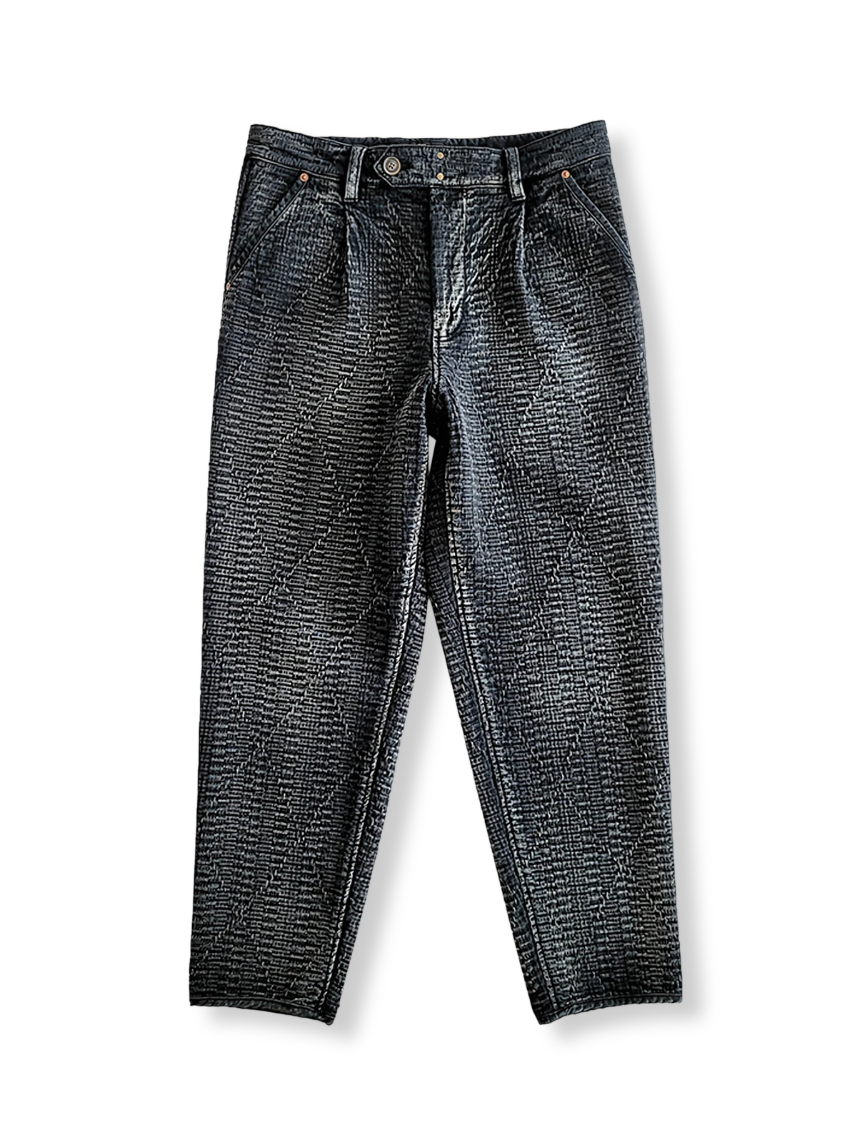 刺し子織り生地に抜染加工を施した色ムラと斜めポケットが特徴のスリムフィットロングパンツの全体像。