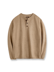 ウール混紡のスケール編みヘンリーネックニット。ワインレッド牛角ボタンとリブ仕様が特徴。