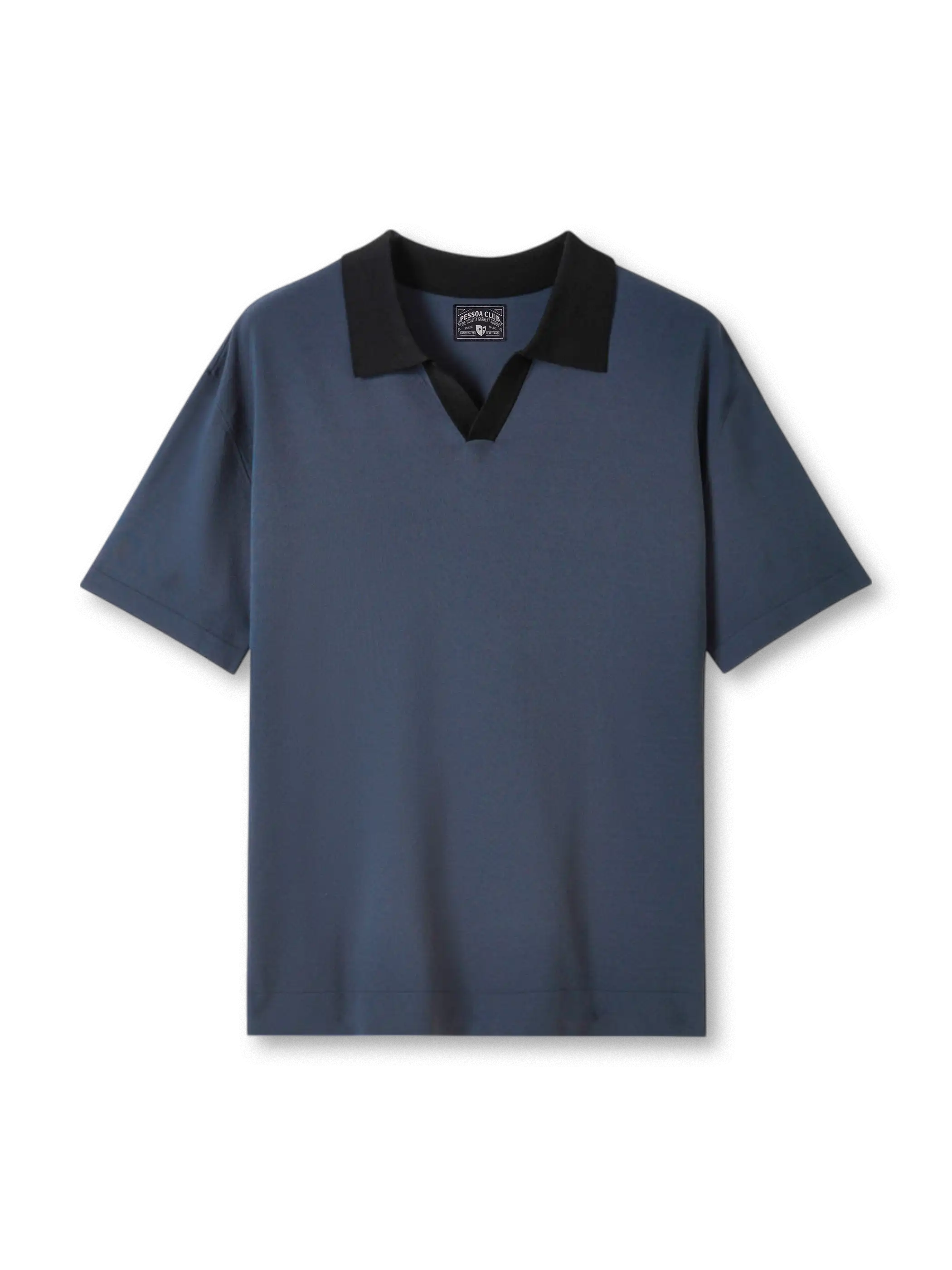 レーヨンシーガルカラーニットポロの全身ビュー、シーガルカラー襟となめらかなニットテクスチャーを強調。