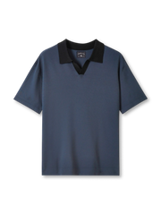 レーヨンシーガルカラーニットポロの全身ビュー、シーガルカラー襟となめらかなニットテクスチャーを強調。