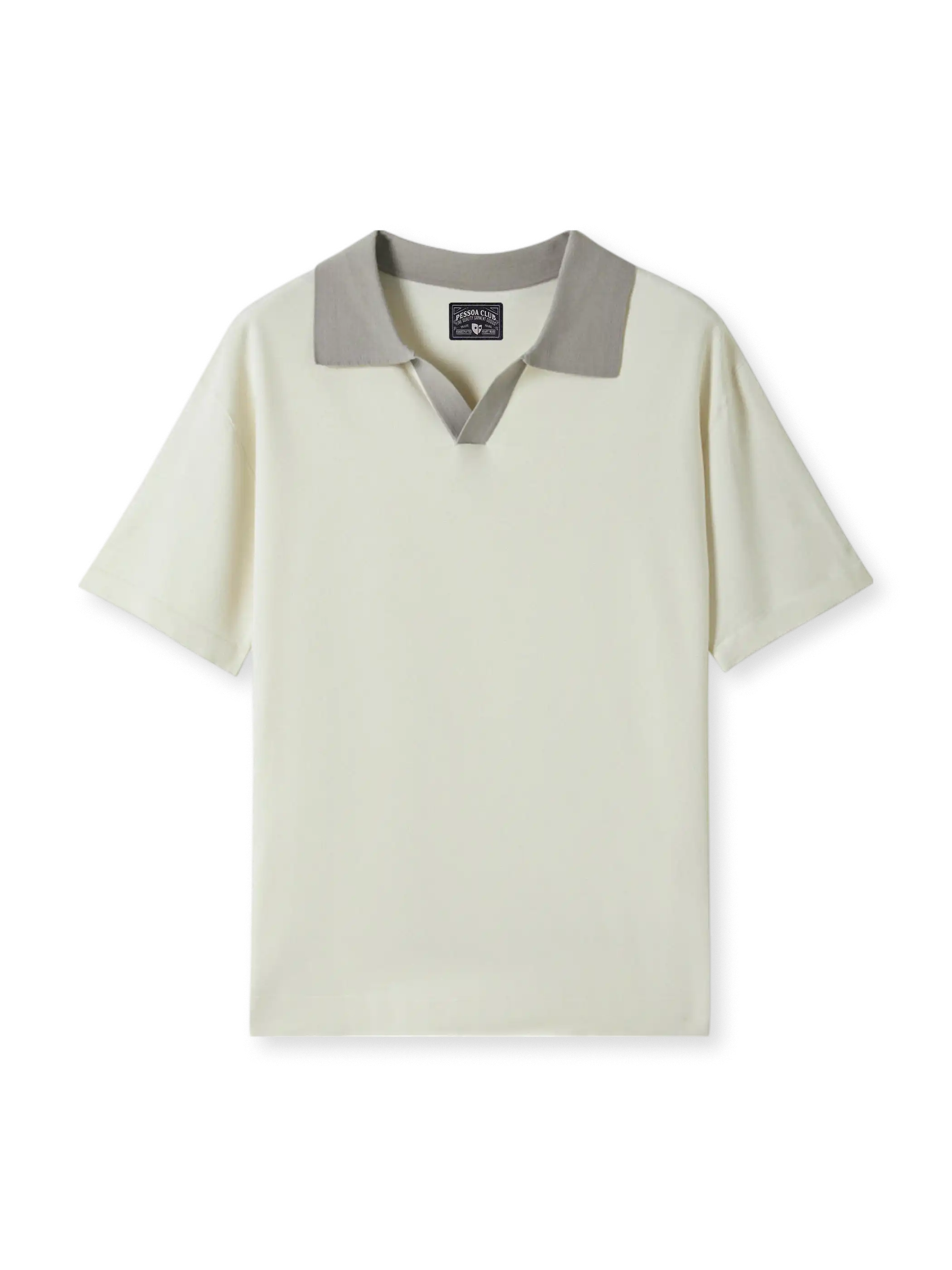 レーヨンシーガルカラーニットポロの全身ビュー、シーガルカラー襟となめらかなニットテクスチャーを強調。