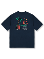 ヤシの木と帆船のリゾートプリントが映えるシーサイドホリデーTシャツ。