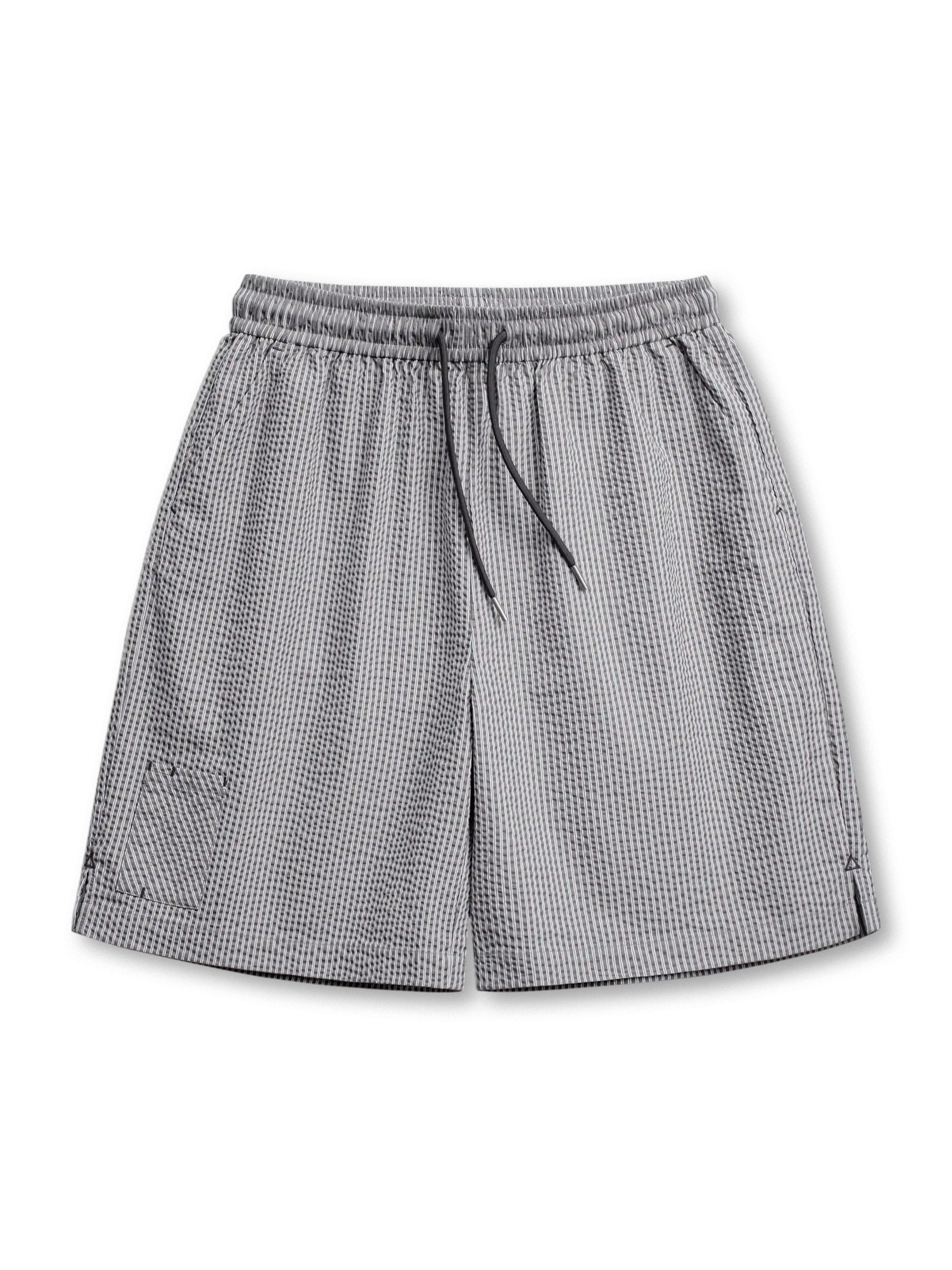 3D格子テクスチャーと多機能ポケットが特徴のシアサッカーショーツ