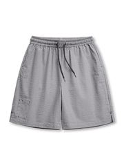 3D格子テクスチャーと多機能ポケットが特徴のシアサッカーショーツ