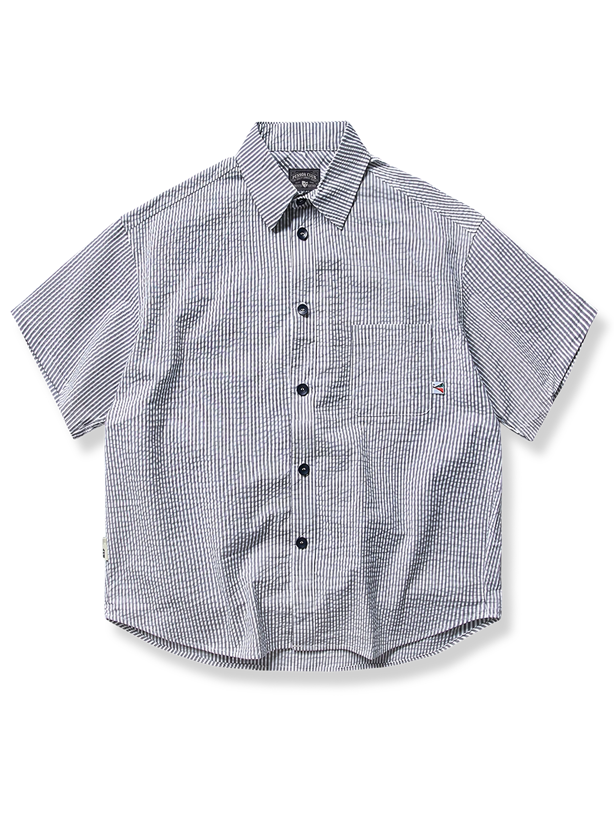 綿ナイロン混紡シフォン生地とゆったり裾デザインが特徴のシアサッカーストライプ半袖シャツ