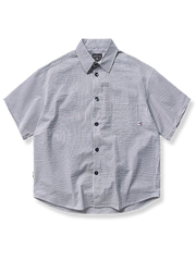 綿ナイロン混紡シフォン生地とゆったり裾デザインが特徴のシアサッカーストライプ半袖シャツ