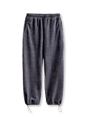 保温性に優れた両面シャギーフリース素材のジョガーパンツ。大容量ポケットと調節可能ウエスト付き。