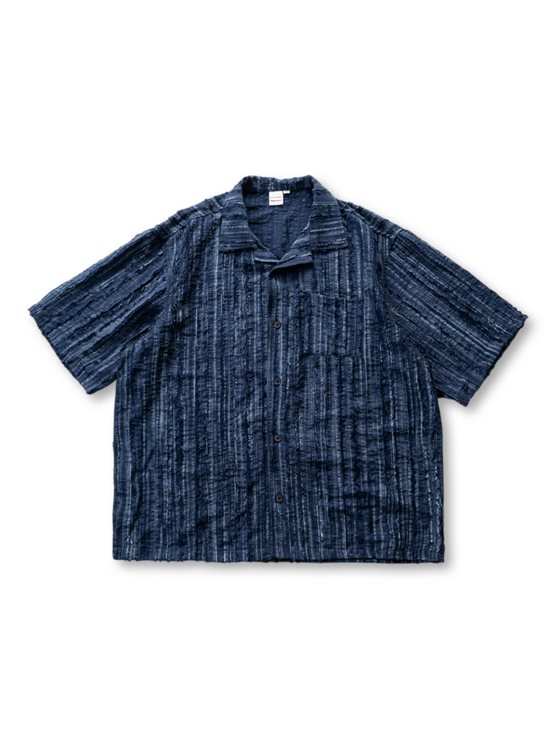 シェアード加工とインディゴ風トーンが特徴のリラックスワイドシャツ