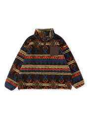 シープフリース素材に幾何学織り加工を施した民族風ジャケット。半オープンフロントと調節可能な袖口付き。