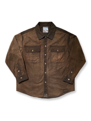 薯莨染めとヴィンテージ加工を施した黄褐色の長袖シャツ。礼竹ボタンと型染めタグがレトロなアクセントを加えるデザイン。