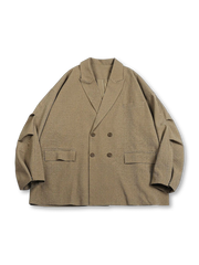撥水・防シワ素材とショート丈が特徴のダブルブレストジャケット