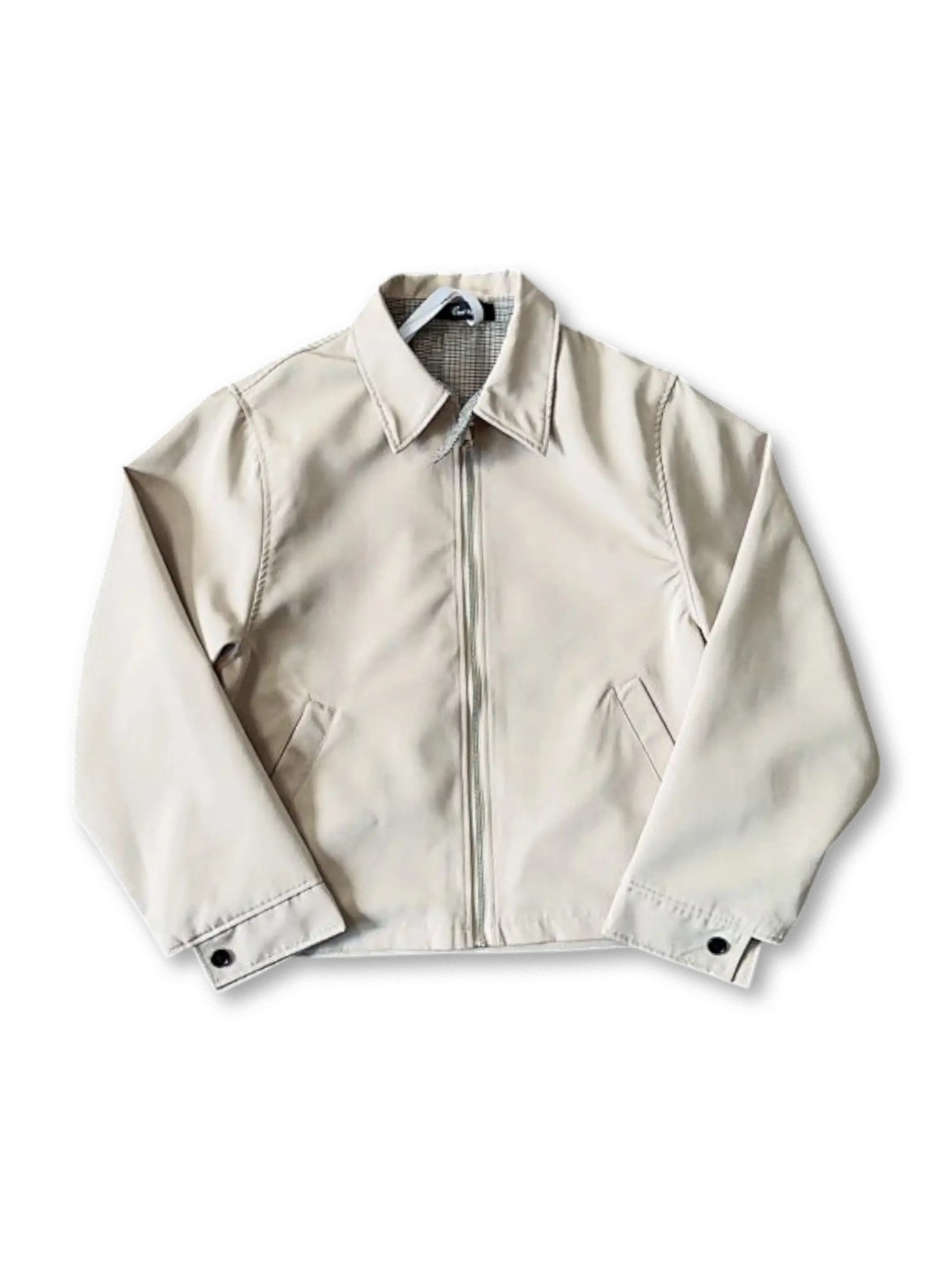 千鳥格子ライニングと調整可能な袖口が特徴の短丈ハリントンジャケット。動きやすく多用途に活躍。