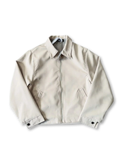 千鳥格子ライニングと調整可能な袖口が特徴の短丈ハリントンジャケット。動きやすく多用途に活躍。