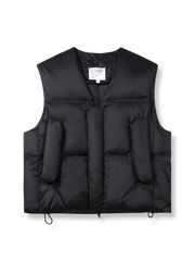 ゆったりシルエットのショート丈Vネック中綿ベスト。大容量ポケットと調節可能な裾付き。