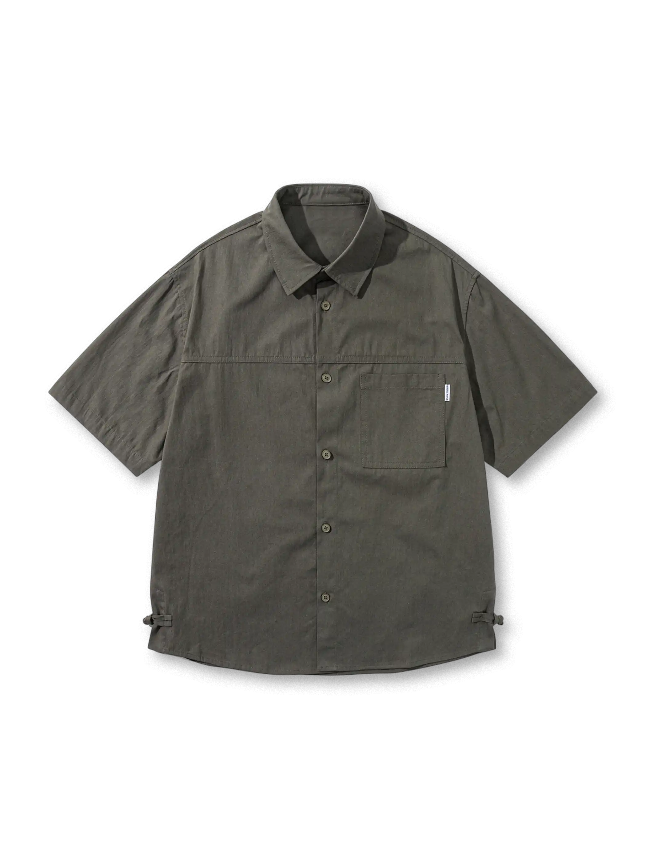胸ポケットとアジャスター付きの通気性良好なコットンショートスリーブワークシャツ。多用途に活躍。