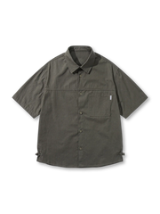 胸ポケットとアジャスター付きの通気性良好なコットンショートスリーブワークシャツ。多用途に活躍。
