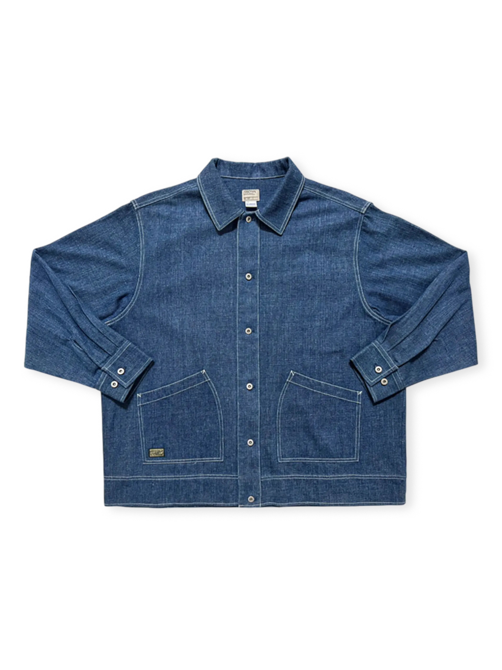 20世紀初頭クラシック工装着想の短丈ワイドカットデニムシャツジャケット。YKKボタンと扇形ポケット付き。