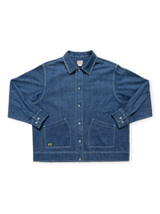 20世紀初頭クラシック工装着想の短丈ワイドカットデニムシャツジャケット。YKKボタンと扇形ポケット付き。