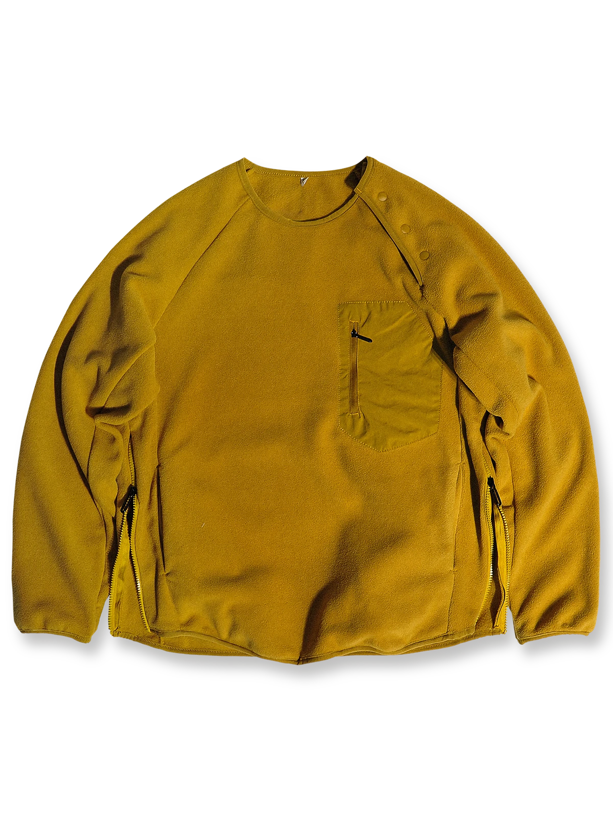 サイドジップとネックデザインが特徴のフリーススウェット