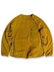 サイドジップとネックデザインが特徴のフリーススウェット