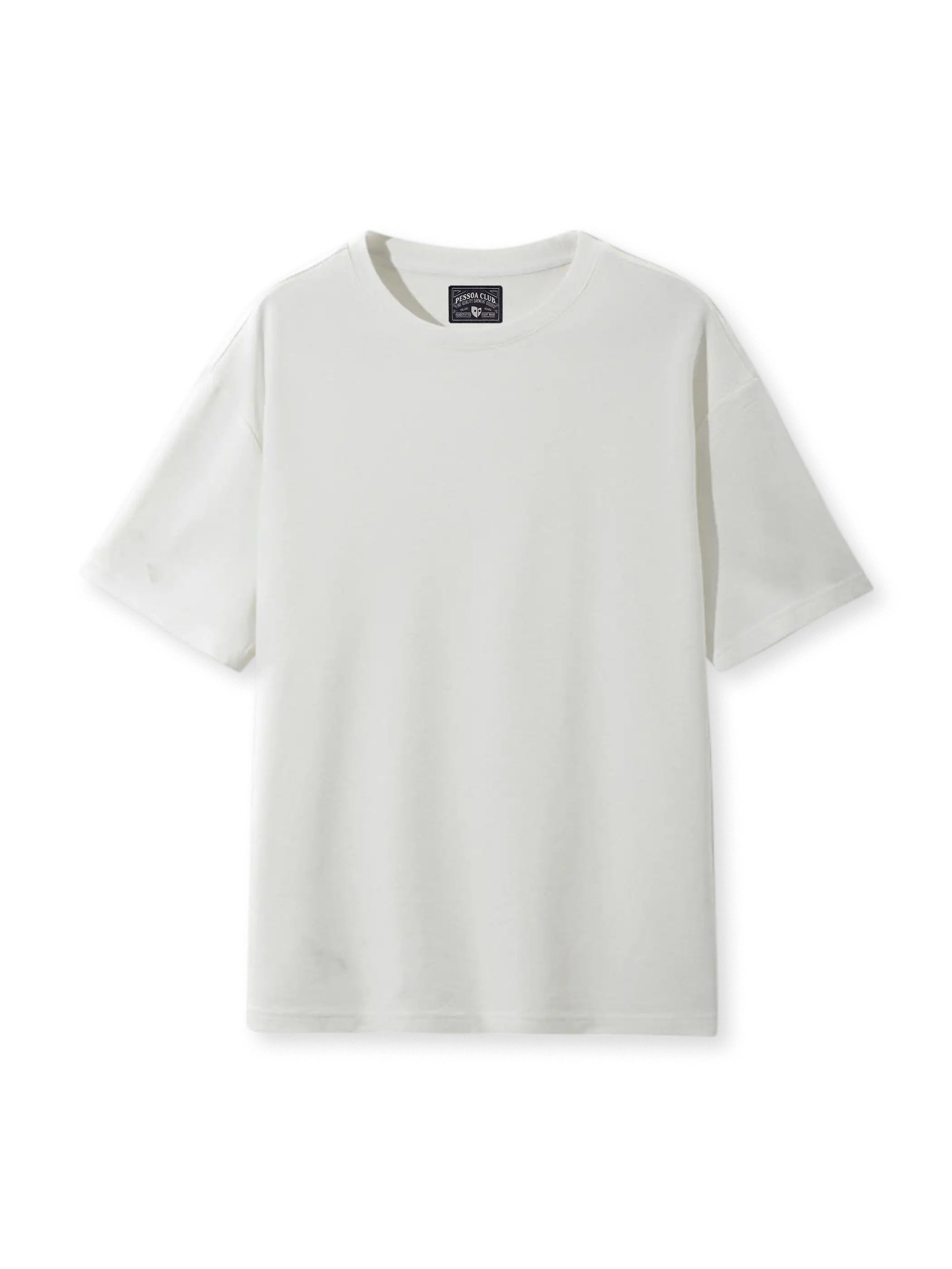 シルクブレンドベーシッククルーTの全身ビュー、自然な艶のある生地感を強調。