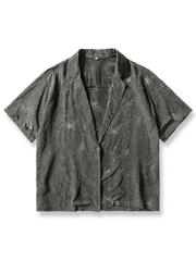 ビスコース混紡のシルク風光沢を持つオープンカラー半袖シャツ。