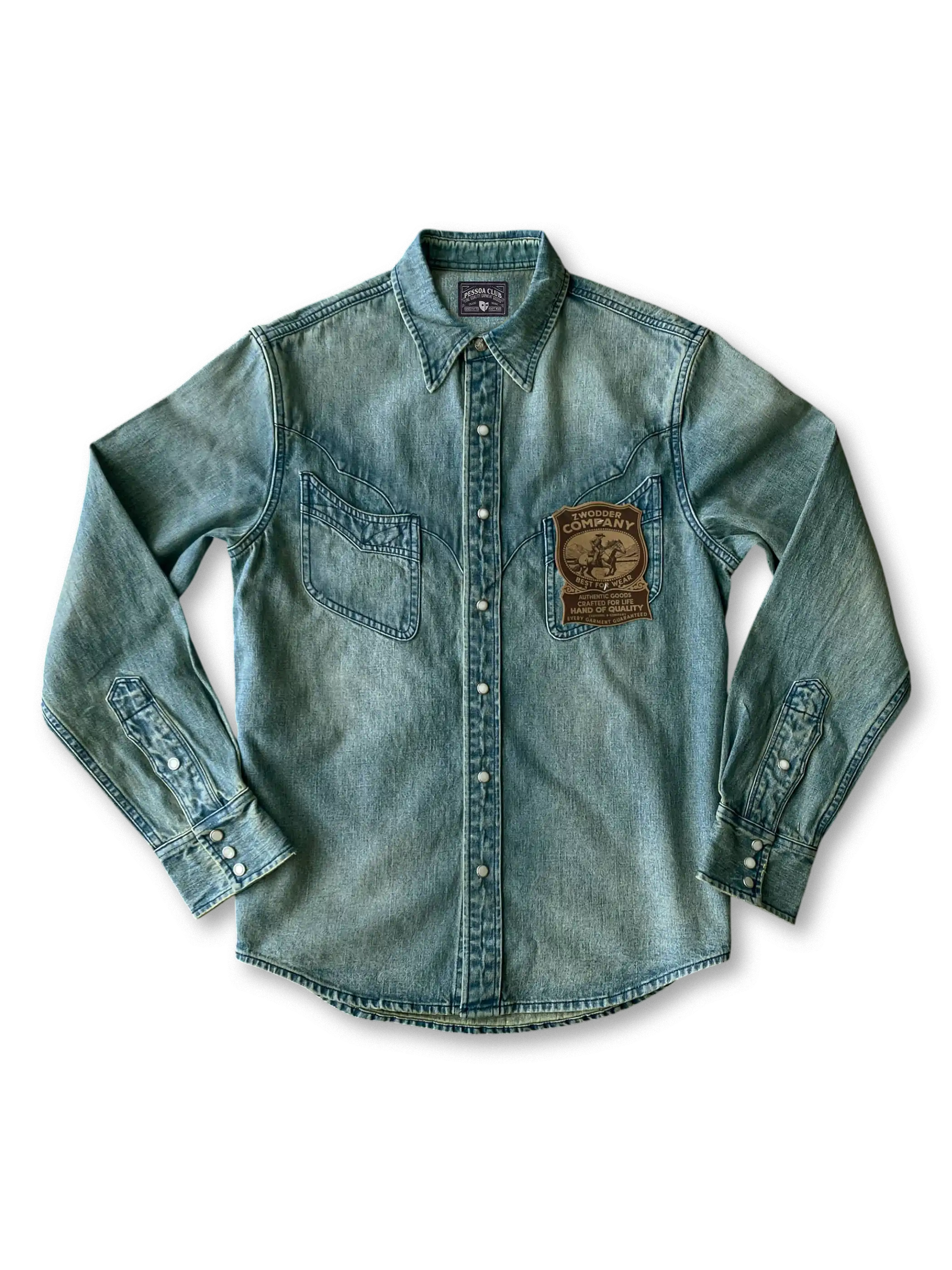 セルビッジデニム素材にシルバースナップボタンを配したヴィンテージ風ウエスタンシャツ