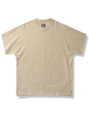 カーキ色のドロップショルダーTシャツ。