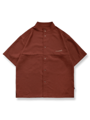 ミントグリーンとレッドの配色、刺繍ポケットが特徴のコットンリブ半袖シャツ