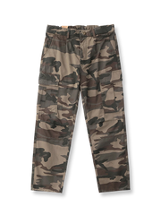 六つのポケットとカーゴ風フラップポケットが特徴のストレートパンツ。