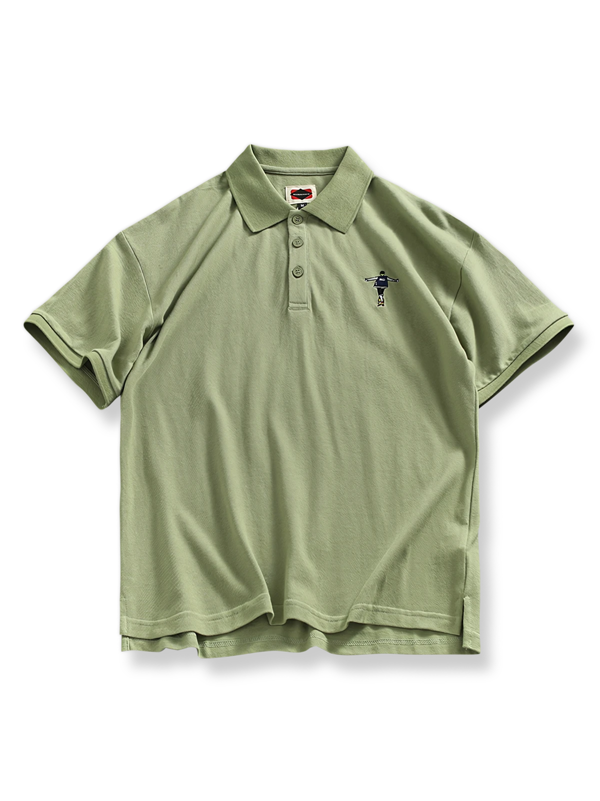 スケートボードを楽しむ少年の刺繍が入ったポロシャツ。