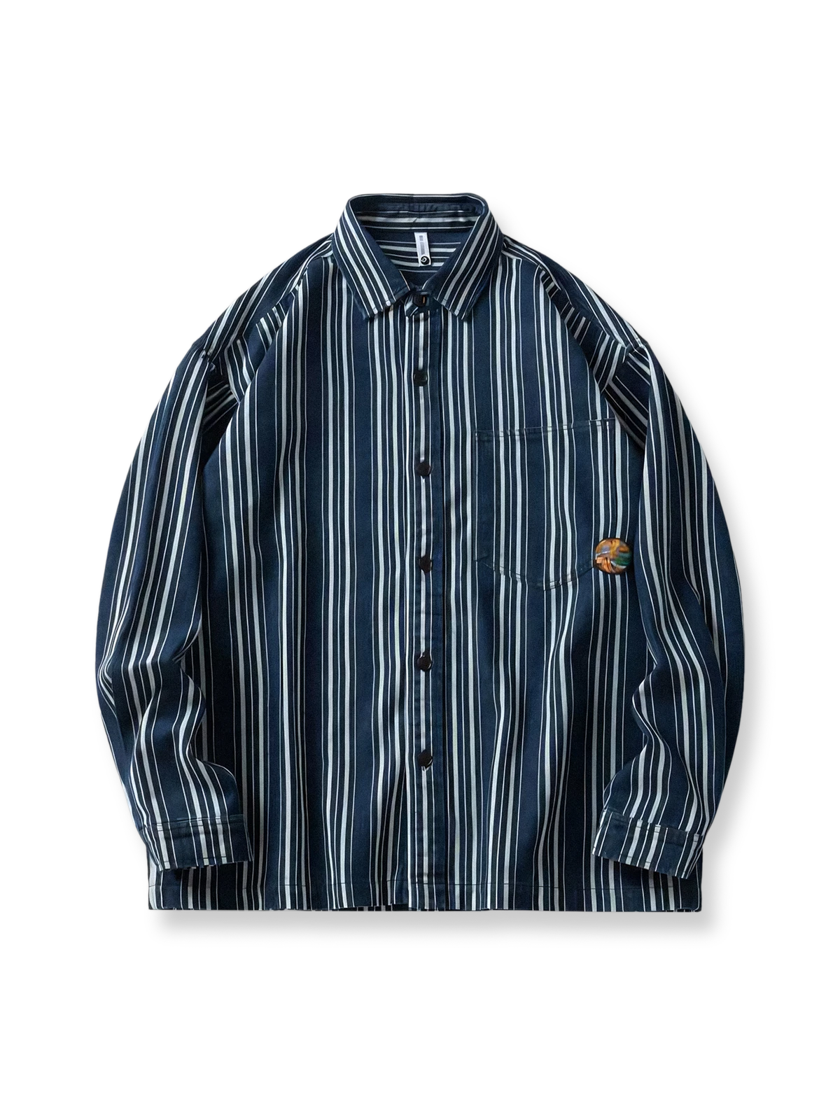 スカルバッジがアクセントのストライプ柄ルーズフィットワークシャツ