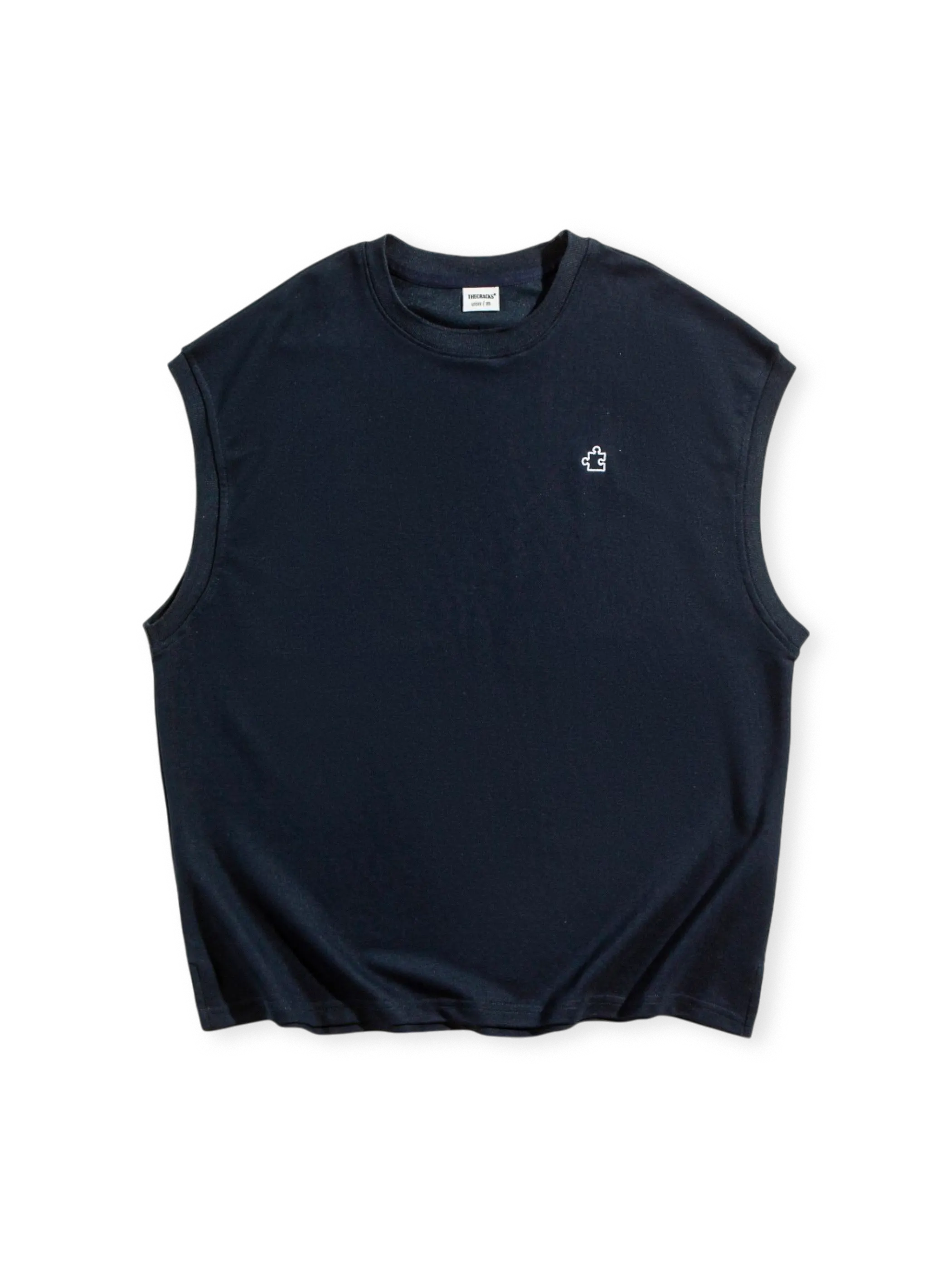 パズル風刺繍が胸元に施されたノースリーブラウンドネックTシャツ。柔らかく通気性の良い混紡素材を使用。