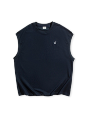 パズル風刺繍が胸元に施されたノースリーブラウンドネックTシャツ。柔らかく通気性の良い混紡素材を使用。