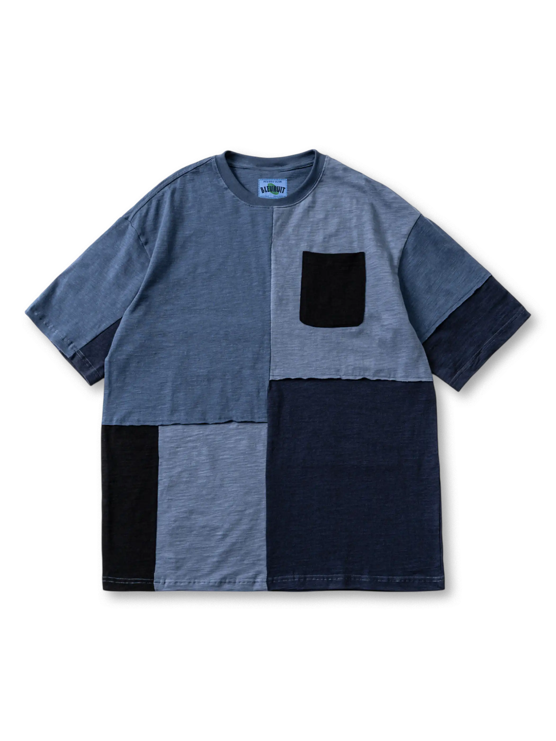 スラブコットンパネルショートスリーブTシャツの全身ビュー、色落ちスラブ素材のパネル切り替えディテールを強調。