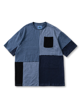 スラブコットンパネルショートスリーブTシャツの全身ビュー、色落ちスラブ素材のパネル切り替えディテールを強調。