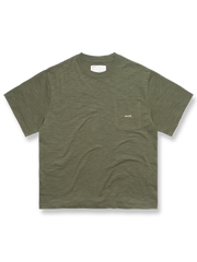 ウォッシュ加工と刺繍ポケットが特徴のスラブコットン半袖Tシャツ。