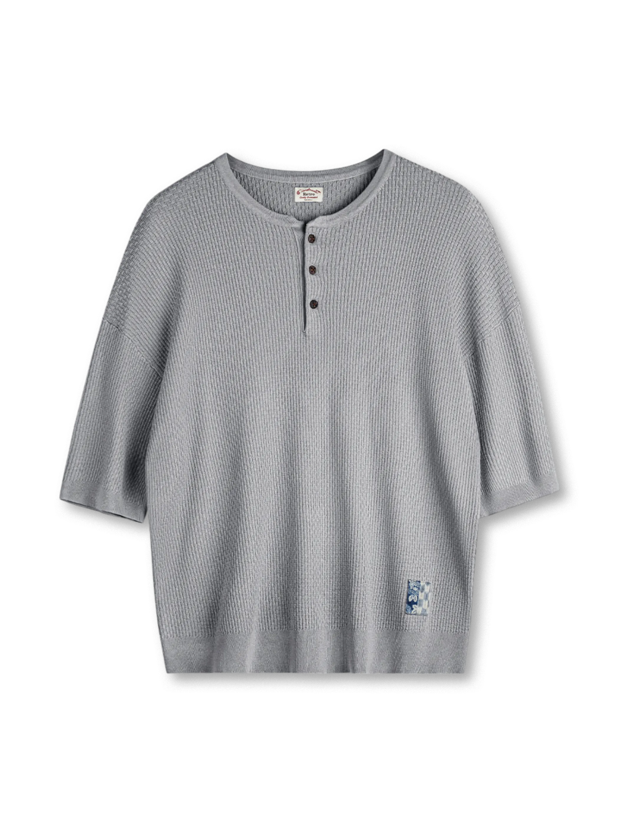 “T”字竹節リブと藍染風ワッペンが特徴の軽量ヘンリーショートスリーブニット