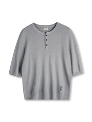 “T”字竹節リブと藍染風ワッペンが特徴の軽量ヘンリーショートスリーブニット