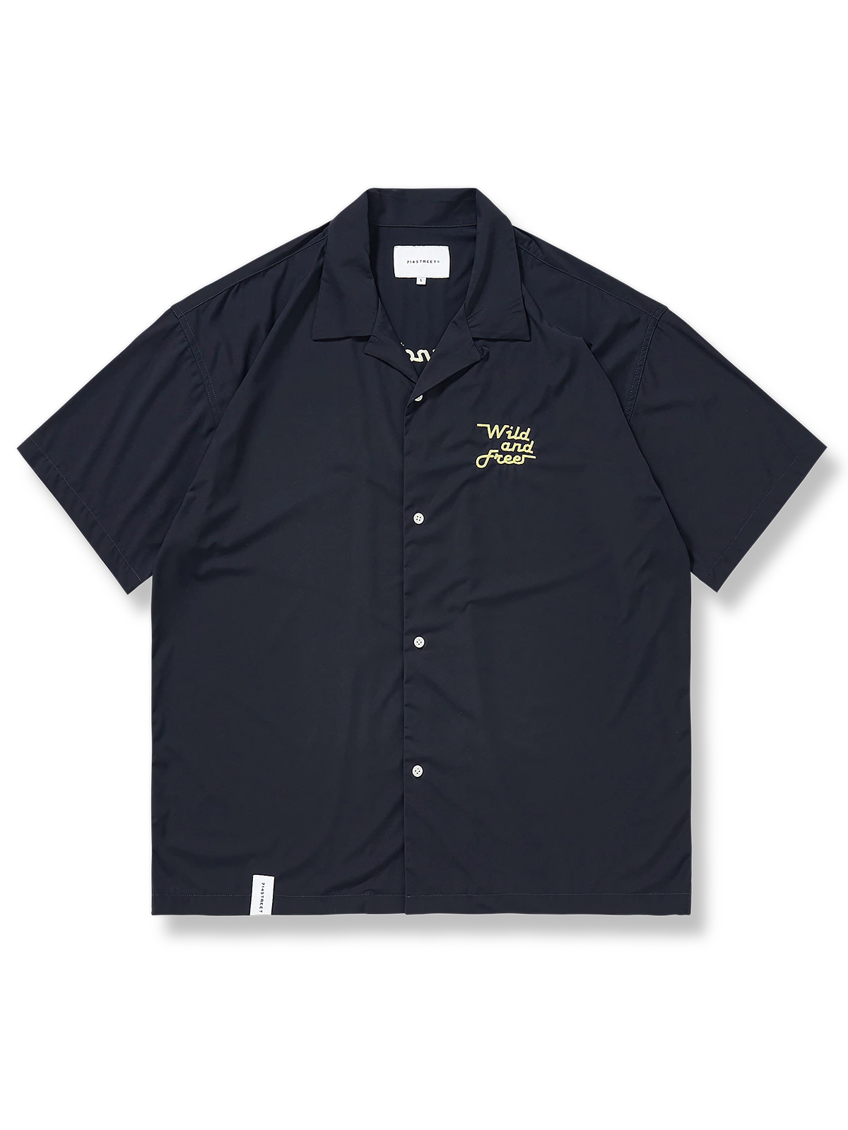 胸元と背面に小さな車の刺繍が施された遊び心ある半袖シャツ