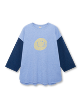 スマイリーロゴの手刷りプリントと「Peace Love」文字を配した七分袖ジャージーTシャツ。竹節感あるコットン素材で快適、クラシカルな野球シャツ風シルエットが特徴。