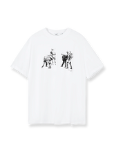 ミリタリーの美学を現代に再構築したルーズTシャツ