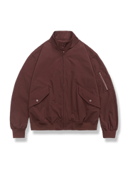 無地3色展開のスタンドカラージャケット、ゆったり袖と飾りポケットが特徴。