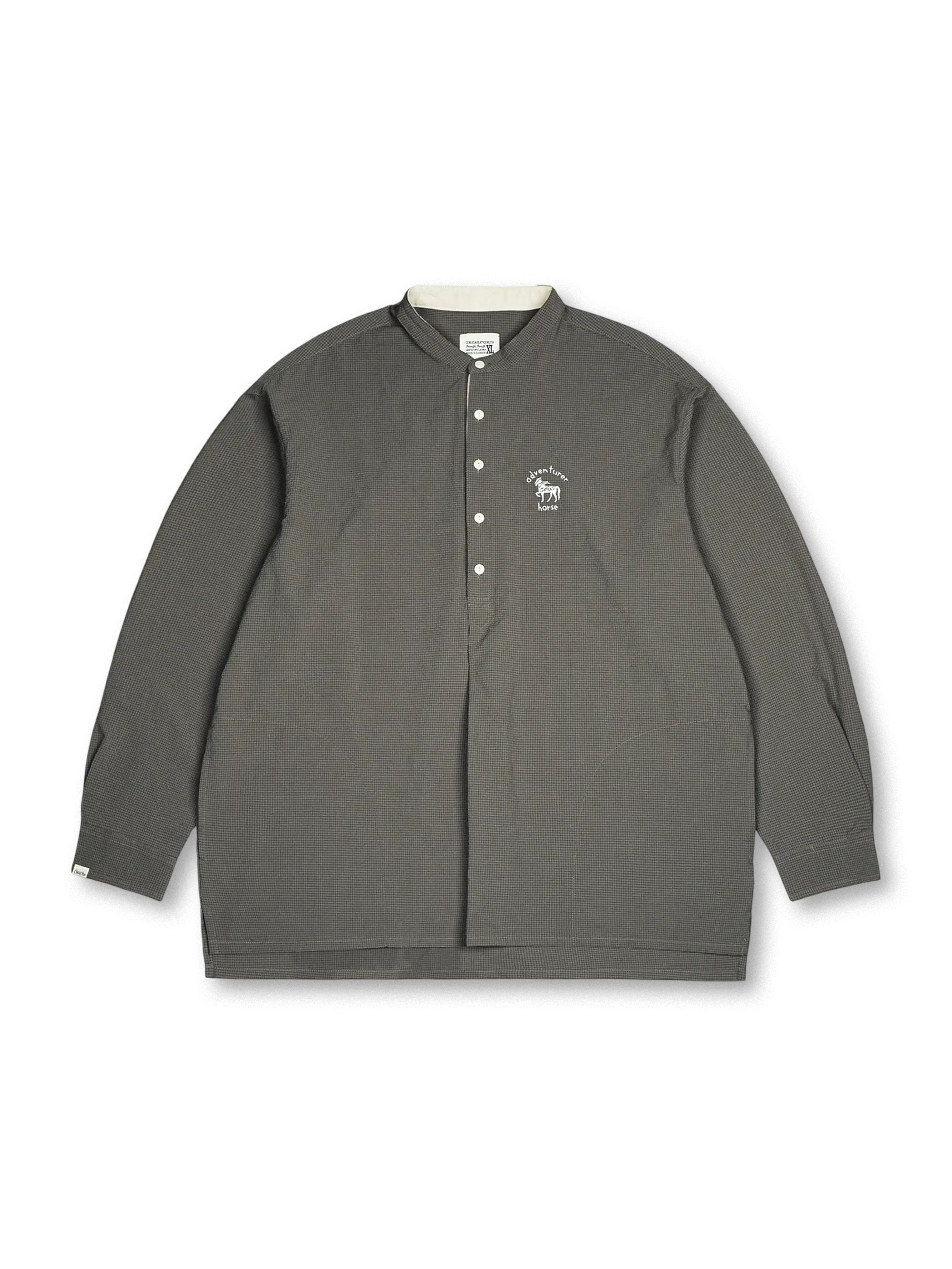 ヴィンテージ風半開襟と「拓荒馬」刺繍が特徴のSorona配合ポリエステルシャツ。涼感と抗菌機能を備え快適な着心地。