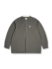 ヴィンテージ風半開襟と「拓荒馬」刺繍が特徴のSorona配合ポリエステルシャツ。涼感と抗菌機能を備え快適な着心地。